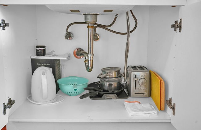Glamorous Bay View Studio in the Grove - Photo 13