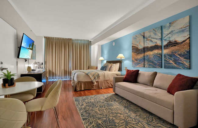 Glamorous Bay View Studio in the Grove - Photo 14