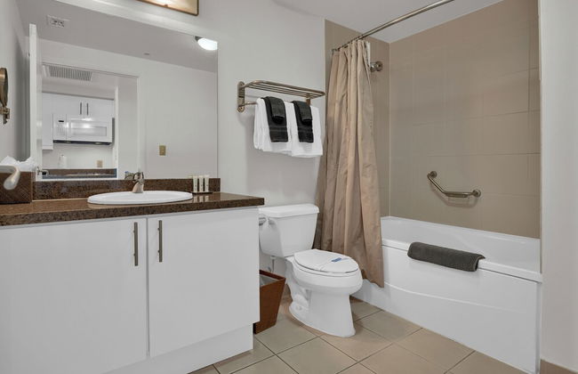 Glamorous Bay View Studio in the Grove - Photo 31