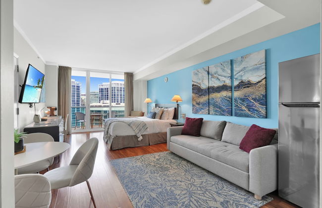 Glamorous Bay View Studio in the Grove - Photo 1
