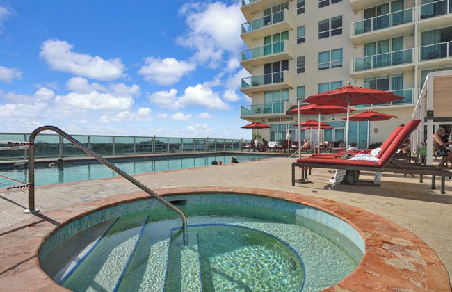 Glamorous Bay View Studio in the Grove - Photo 32