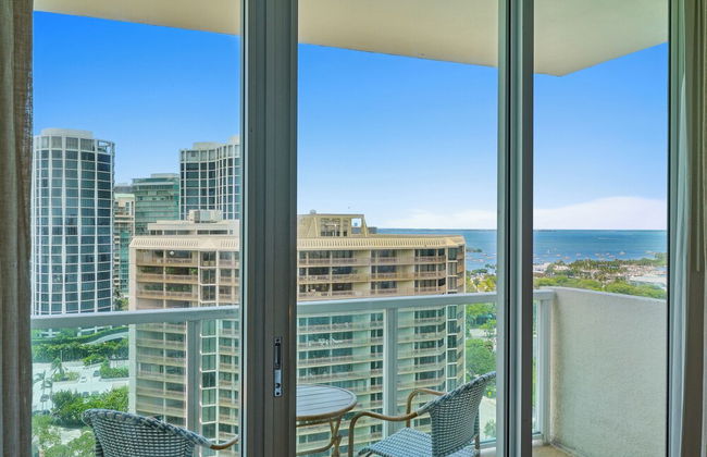Glamorous Bay View Studio in the Grove - Photo 18