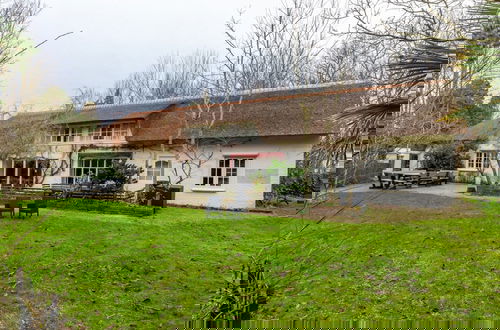 Foto 38 - Charming Beach Villa With Thatched Roof