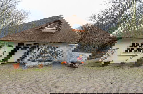 Foto 39 - Charming Beach Villa With Thatched Roof