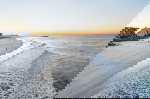 Foto 18 - Stylish Beachfront Retreat ~ Gulf Views ~ Pools!