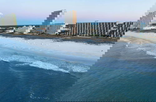 Foto 17 - Stylish Beachfront Retreat ~ Gulf Views ~ Pools!
