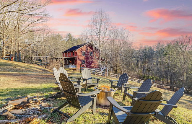Red Cedar by Avantstay Cabin w/ Hot Tub + Views! - Photo 1