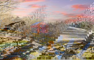 Foto 1 - Red Cedar by Avantstay Cabin w/ Hot Tub + Views!