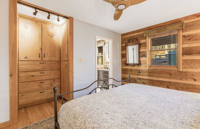 Red Cedar by Avantstay Cabin w/ Hot Tub + Views! - Photo 32