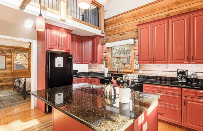 Red Cedar by Avantstay Cabin w/ Hot Tub + Views! - Photo 27