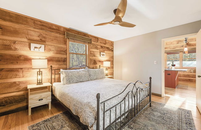 Red Cedar by Avantstay Cabin w/ Hot Tub + Views! - Photo 40