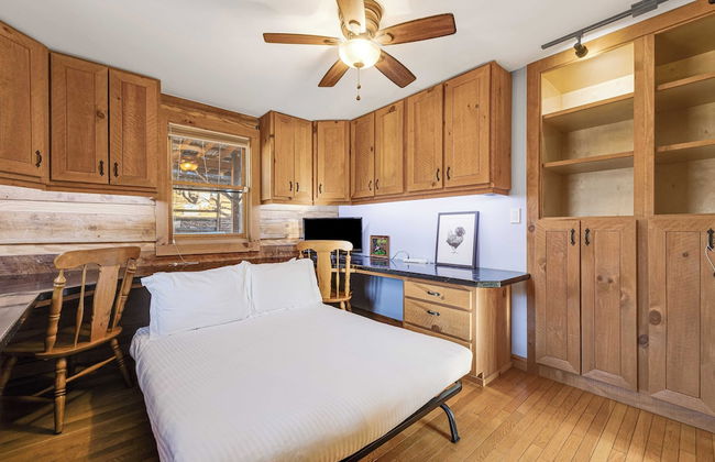 Red Cedar by Avantstay Cabin w/ Hot Tub + Views! - Photo 5