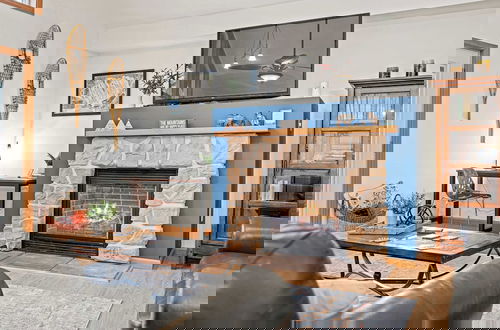 Foto 2 - Mews Mountain House by Avantstay Walk to Beach, Hot Tub, Game Room