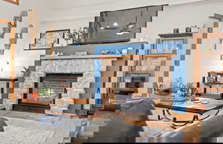 Foto 2 - Mews Mountain House by Avantstay Walk to Beach, Hot Tub, Game Room
