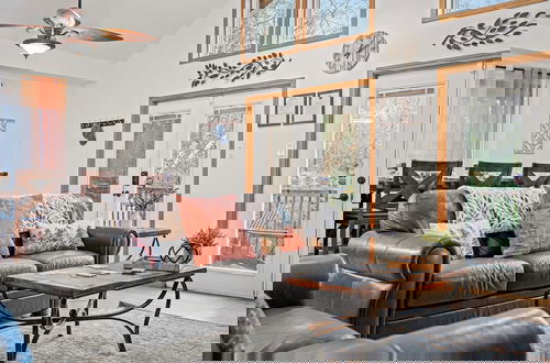 Foto 6 - Mews Mountain House by Avantstay Walk to Beach, Hot Tub, Game Room
