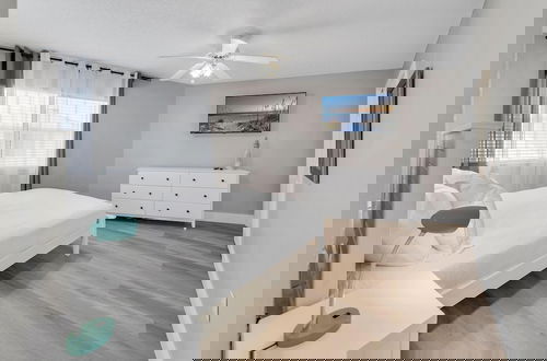 Foto 2 - Crystal Village II, Unit 16B