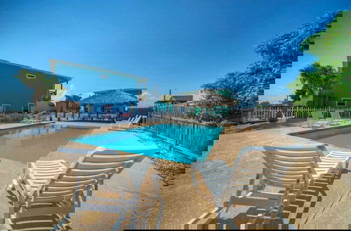 Foto 49 - Pool Cabana, Backyard w/ Fire Pit, Walk to the Beach Villa Reel by Avantstay