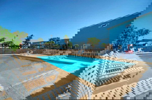 Foto 50 - Pool Cabana, Backyard w/ Fire Pit, Walk to the Beach Villa Reel by Avantstay