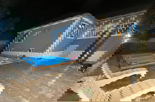 Photo 13 - Cozy House With Swimming Pool Near City Center