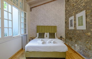 Foto 3 - Incomparable Plaka s Lux 2bdrm Apt w Pvt Heated Pool