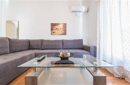 Photo 5 - Bright 2 Bdrm apt in the Heart of Athens