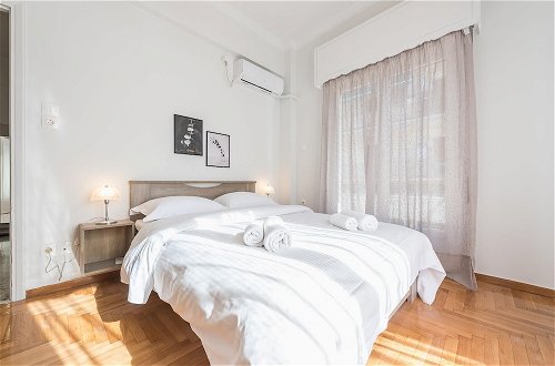 Photo 2 - Bright 2 Bdrm apt in the Heart of Athens