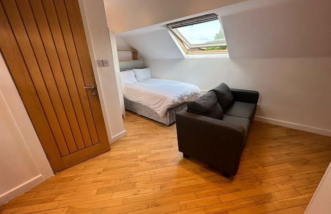 Stunning 1-bed Studio in Pudsey - Photo 2
