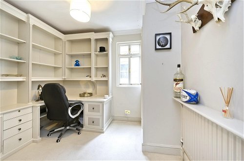 Photo 30 - Stunning 4-bed Family Home With Garden Fulham