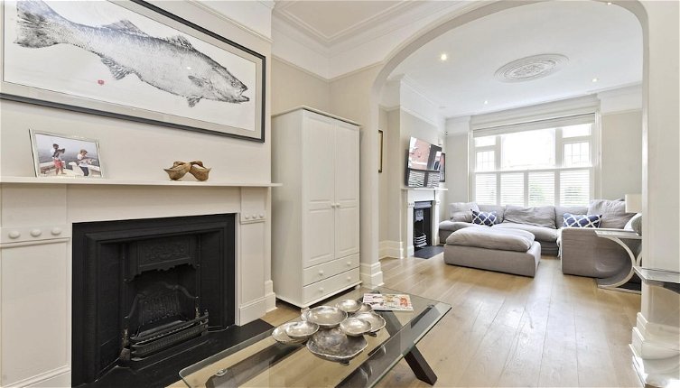 Photo 1 - Stunning 4-bed Family Home With Garden Fulham