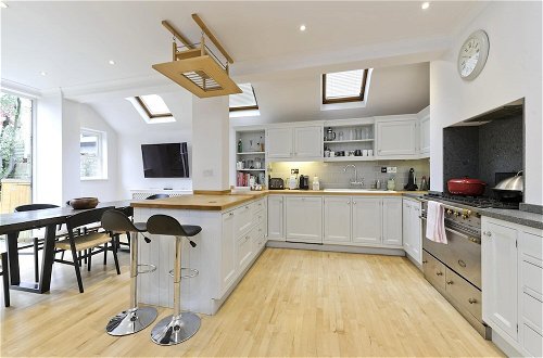 Photo 37 - Stunning 4-bed Family Home With Garden Fulham
