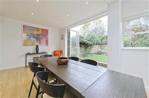 Photo 52 - Stunning 4-bed Family Home With Garden Fulham