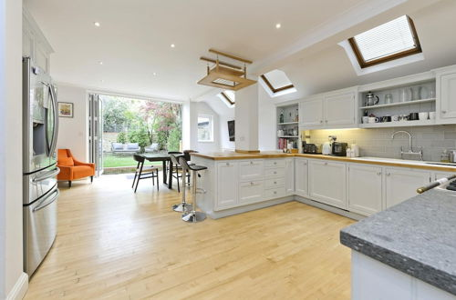 Photo 49 - Stunning 4-bed Family Home With Garden Fulham