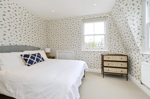 Photo 24 - Stunning 4-bed Family Home With Garden Fulham