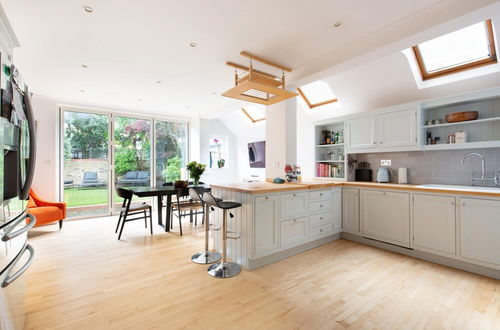 Photo 13 - Stunning 4-bed Family Home With Garden Fulham