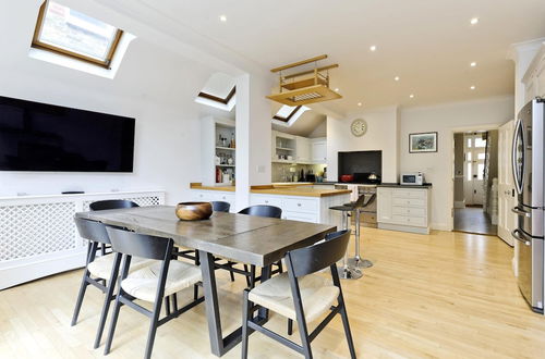 Photo 23 - Stunning 4-bed Family Home With Garden Fulham