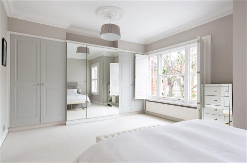 Photo 8 - Stunning 4-bed Family Home With Garden Fulham