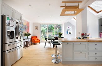 Photo 3 - Stunning 4-bed Family Home With Garden Fulham