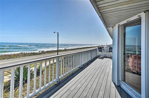 Foto 2 - Sunny Home w/ Decks & Views, Steps to Beach
