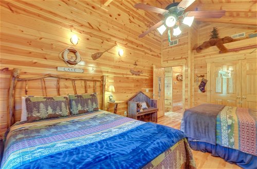 Foto 30 - Family Cabin w/ Private Hot Tub & Game Room