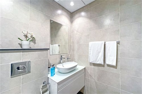 Photo 9 - ST-Carson Tower-2807 by bnbme homes