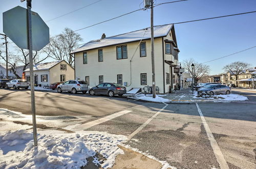 Foto 5 - Cozy Delafield Apartment - Walk to Lake