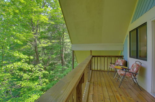 Foto 27 - Charming & Secluded Riverside Cabin + 3 Decks