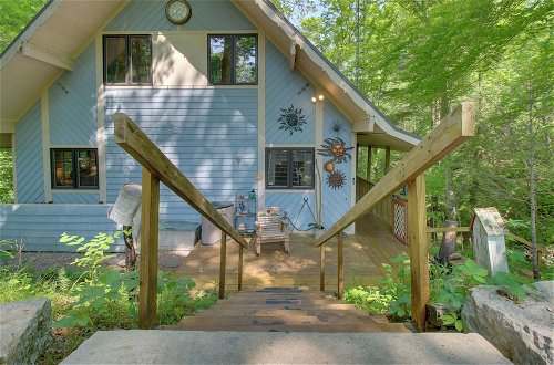 Foto 37 - Charming & Secluded Riverside Cabin + 3 Decks