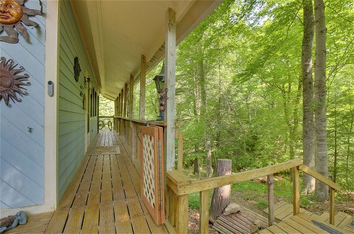 Foto 38 - Charming & Secluded Riverside Cabin + 3 Decks