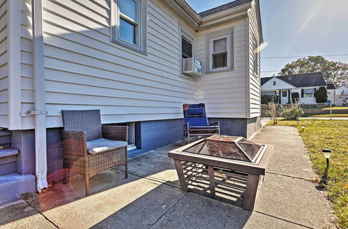 Foto 12 - Pet-friendly Cranston Home w/ Fire Pit & Bbq