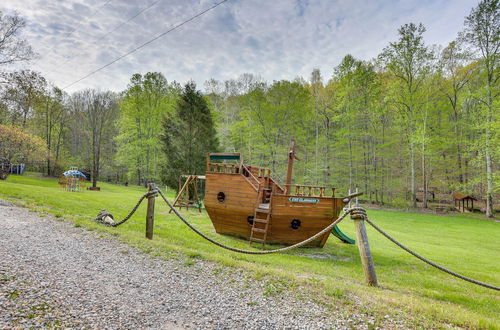 Photo 7 - Vacation Rental Near Lake Patoka With Hot Tub