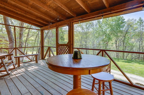 Foto 4 - Cozy Indiana Cabin Rental w/ Private Porch & Grill