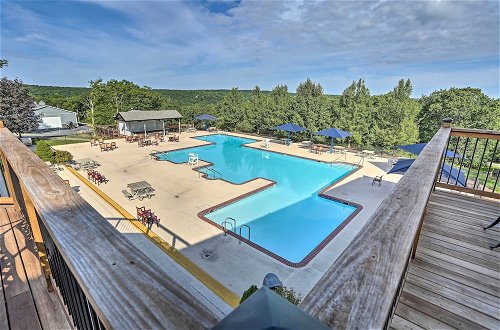 Foto 23 - Poconos Retreat w/ Private Hot Tub & Pool Access