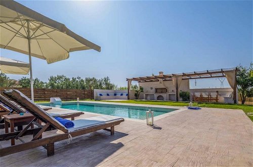 Photo 2 - Luxury Villa Stagio With Private Swimming Pool