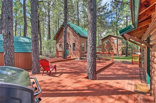 Foto 16 - Woodsy Pinetop Cabin + Deck & Separate Casita